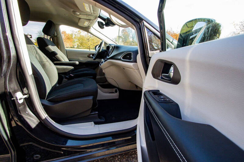 2022 Chrysler Voyager LX