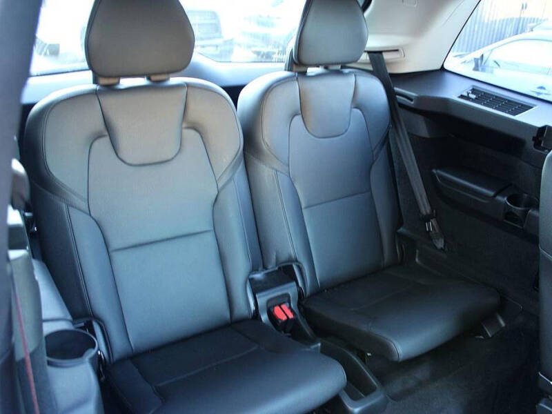2020 Volvo XC90 T6 Momentum 6-Passenger