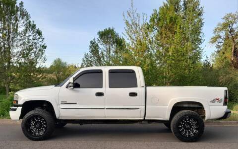 2005 GMC Sierra 2500HD for sale at CLEAR CHOICE AUTOMOTIVE in Milwaukie OR