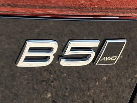 2023 Volvo XC60 B5 Plus Dark Theme