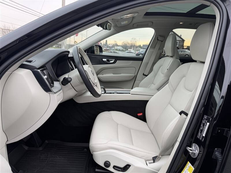 2024 Volvo XC60 B5 Plus Dark Theme