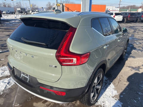 2025 Volvo XC40 B5 Plus Bright Theme