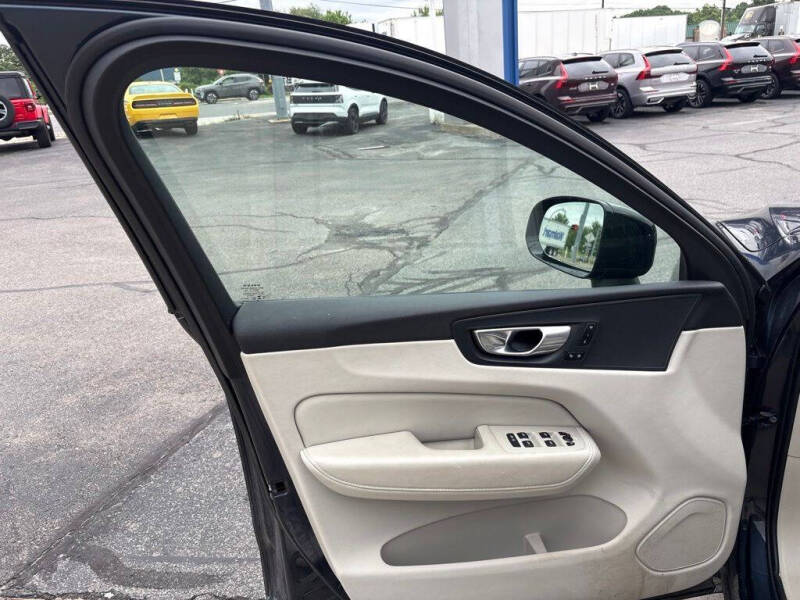 2024 Volvo XC60 B5 Plus Dark Theme