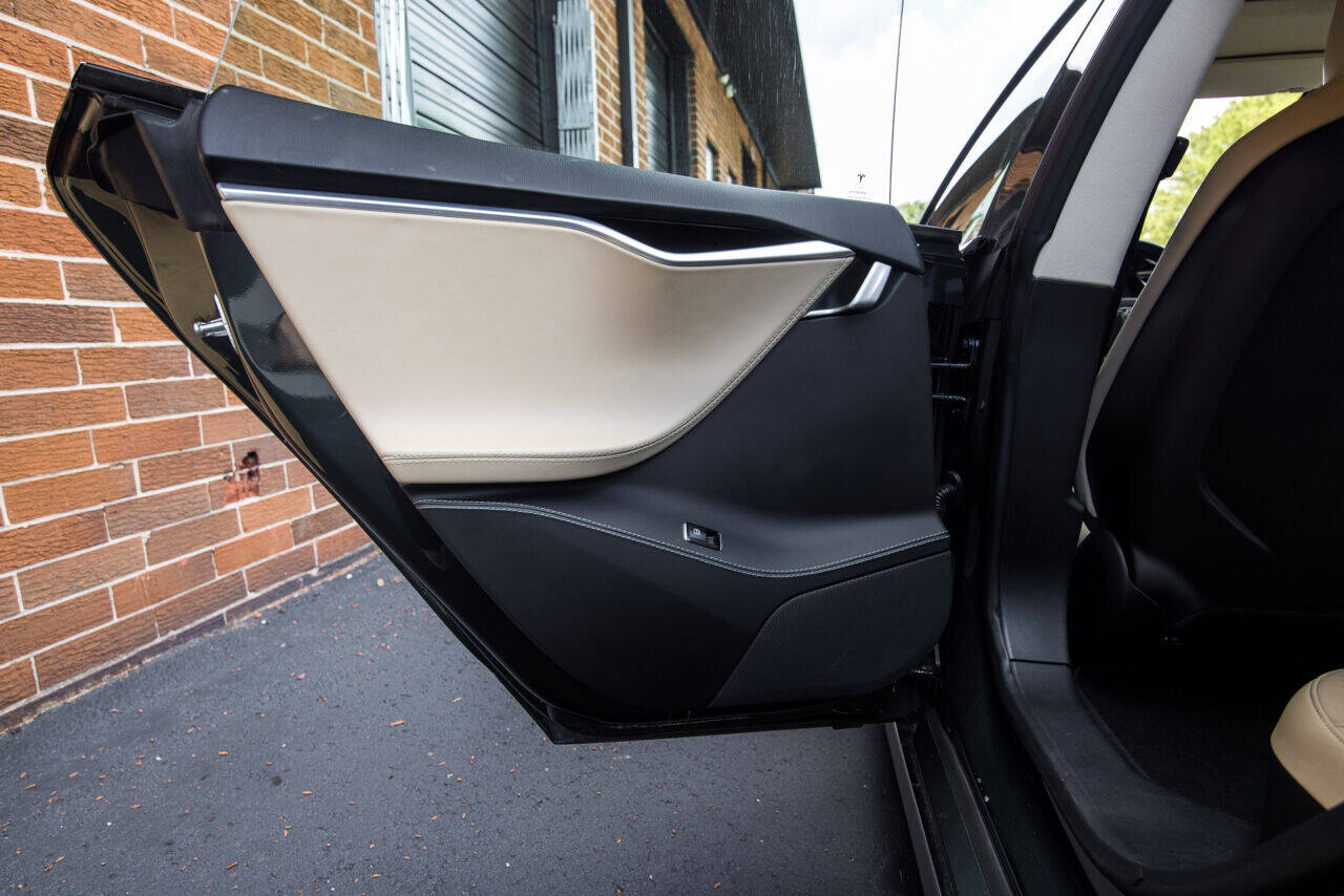 2014 Tesla Model S 12