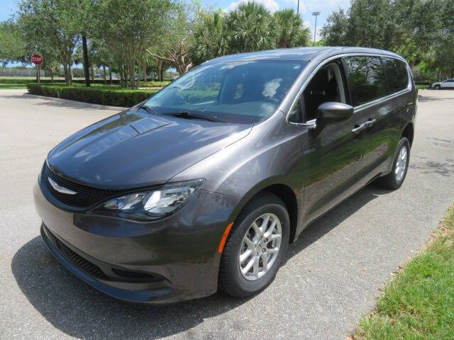 2022 Chrysler Voyager LX