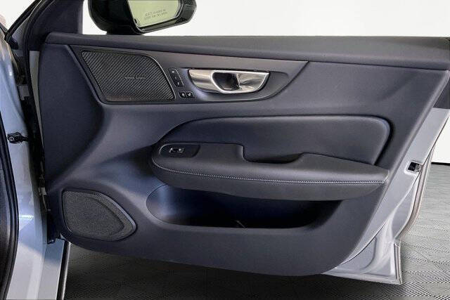 2024 Volvo S60 Recharge T8 Ultimate Dark Theme