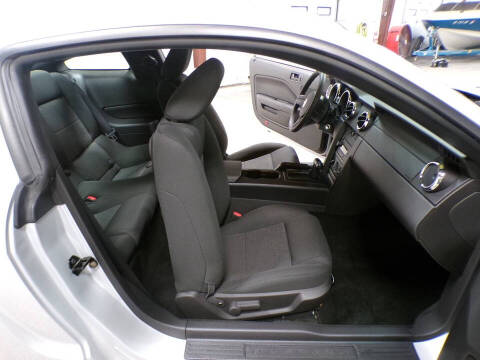 2005 Ford Mustang V6 Deluxe