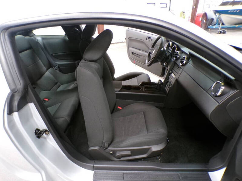 2005 Ford Mustang V6 Deluxe