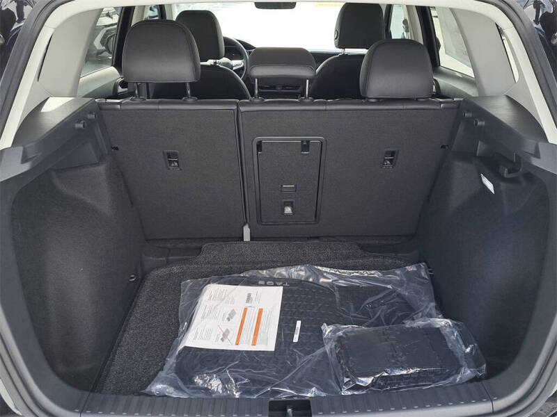 2025 Volkswagen Taos SE Black