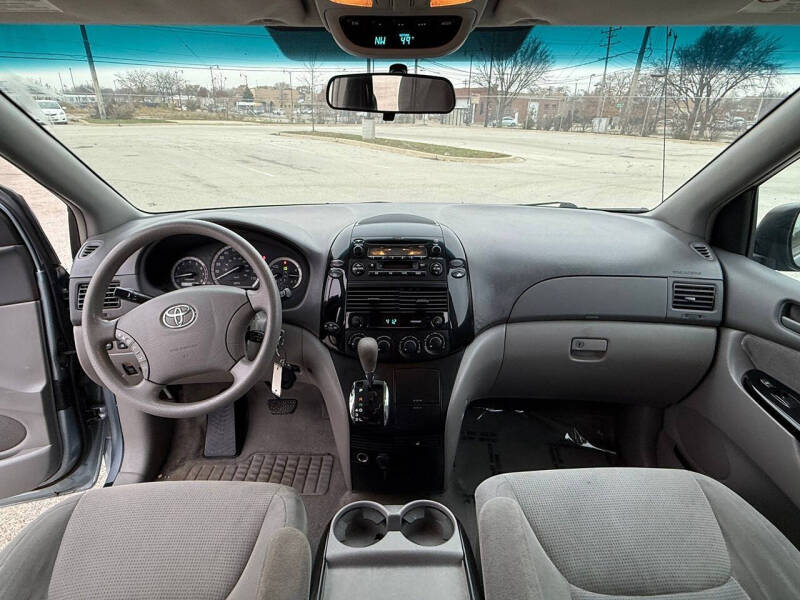 2004 Toyota Sienna CE 8 Passenger