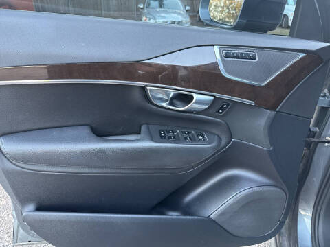 2017 Volvo XC90 T5 Momentum