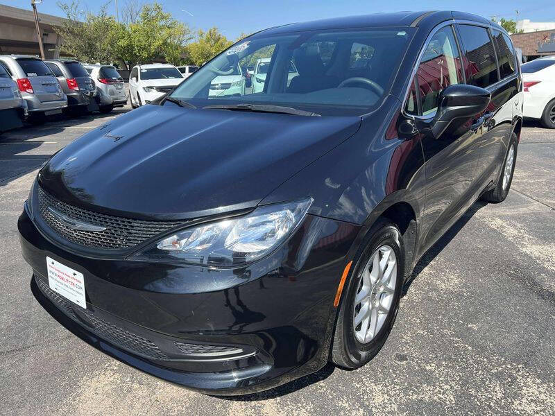 2022 Chrysler Voyager LX