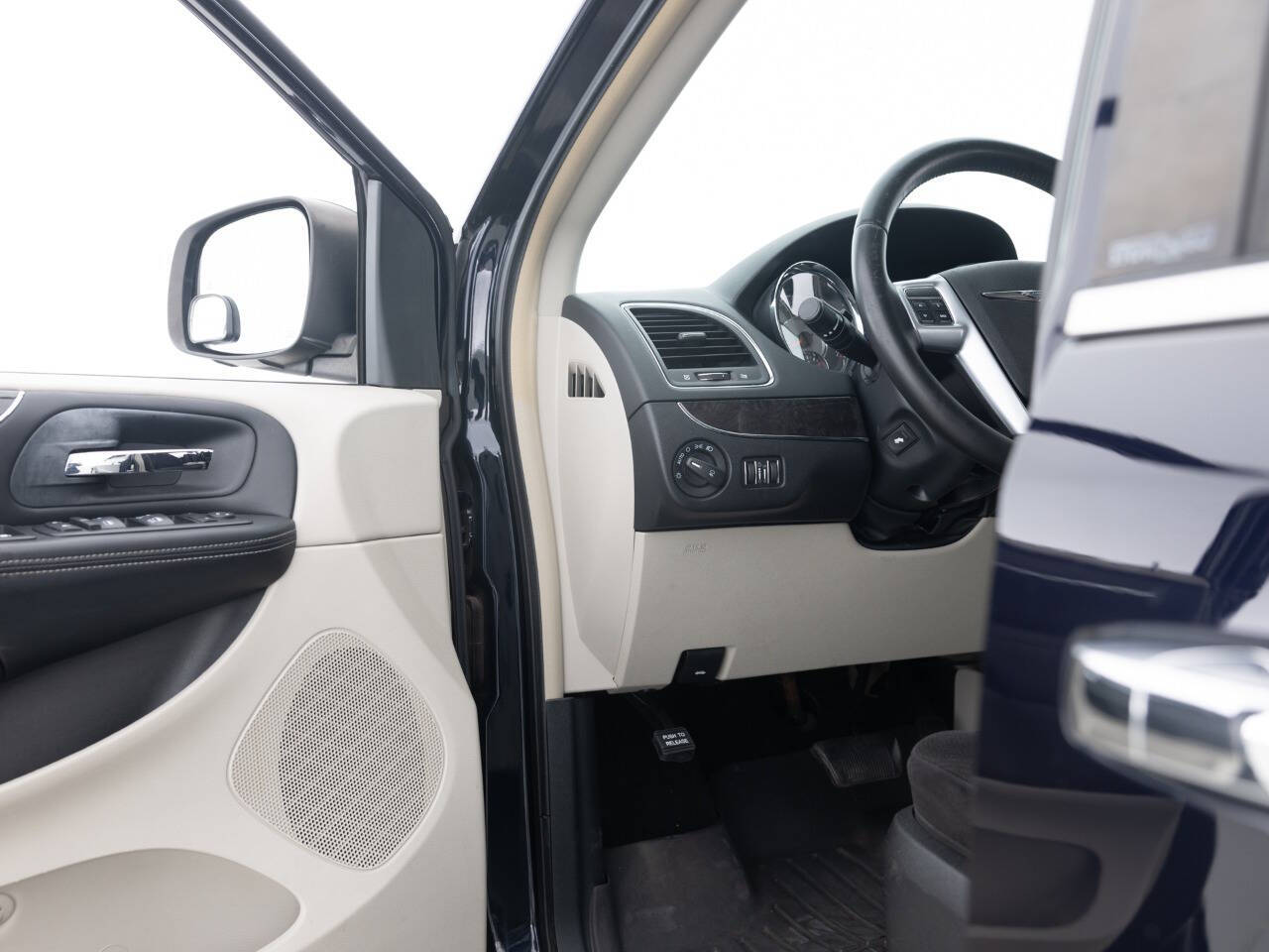 Used Car 2011 Chrysler Town And Country  Touring 4dr Mini Van For Sale Under $10,000 In Coal City, Illinois