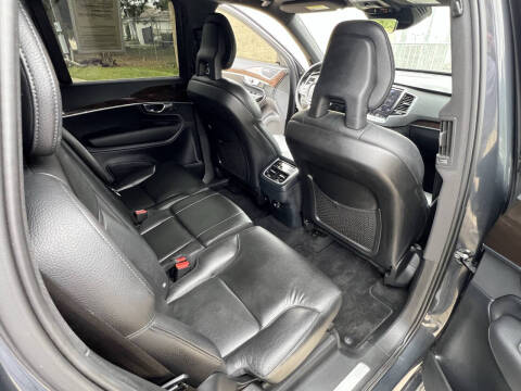 2017 Volvo XC90 T6 Momentum