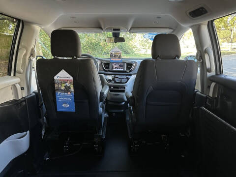 2022 Chrysler Voyager LX