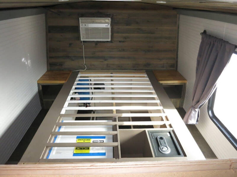 2014 Freightliner M2-106 RV Bus