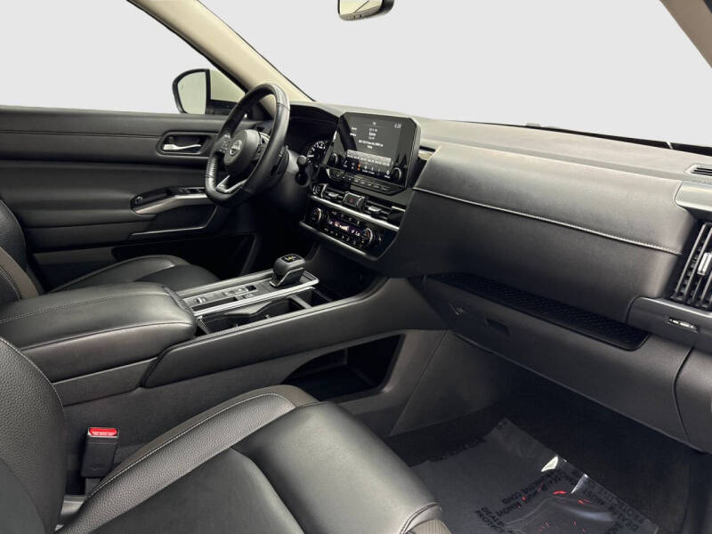 2022 Nissan Pathfinder SL