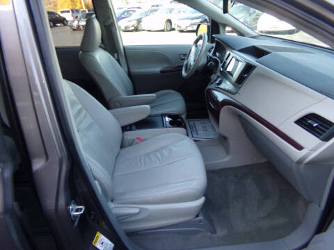 2011 Toyota Sienna XLE 7-Passenger Auto Access Seat