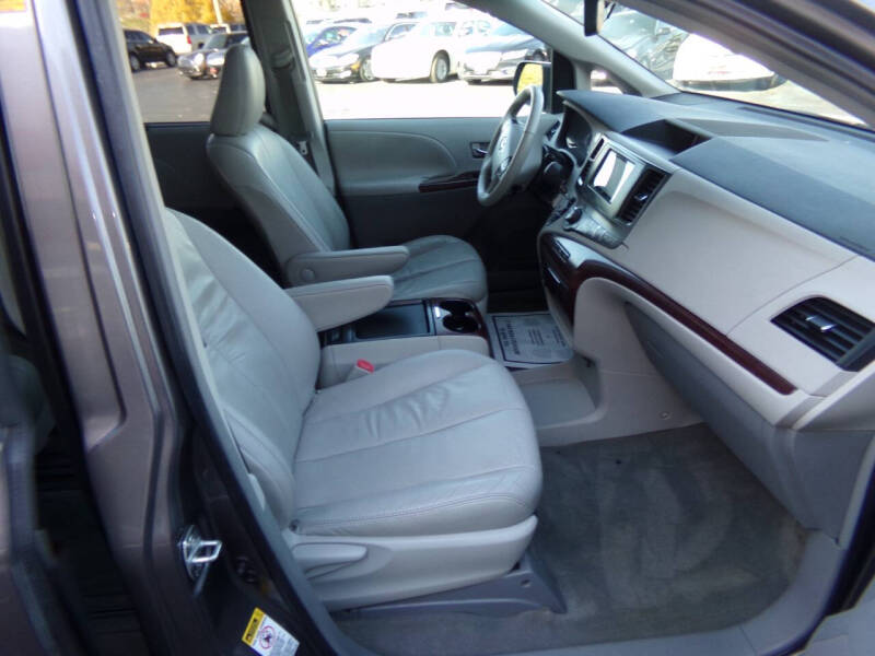 2011 Toyota Sienna XLE 7-Passenger Auto Access Seat