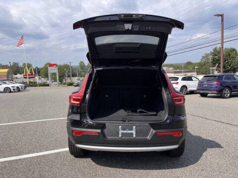 2025 Volvo XC40 B5 Core Bright Theme