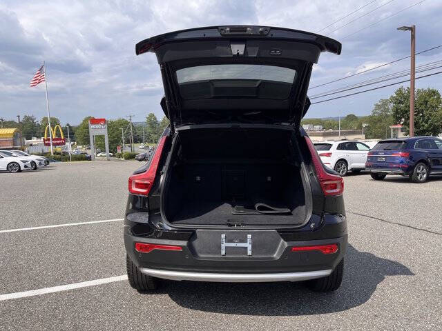 2025 Volvo XC40 B5 Core Bright Theme