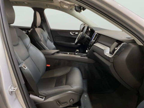 2025 Volvo XC60 B5 Core Dark Theme