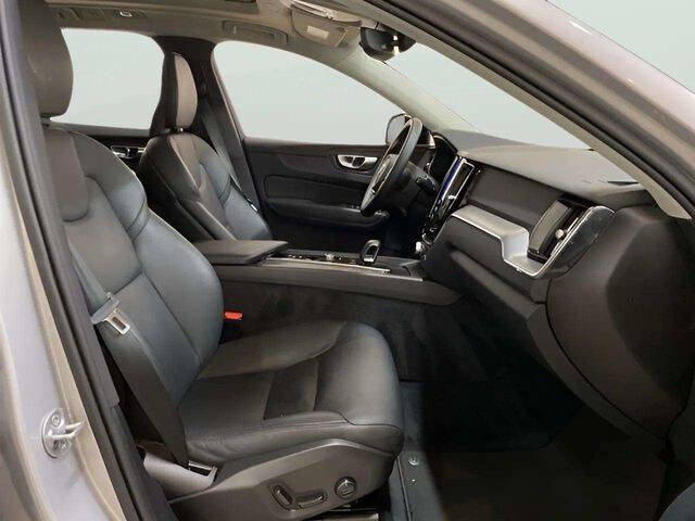 2025 Volvo XC60 B5 Core Dark Theme