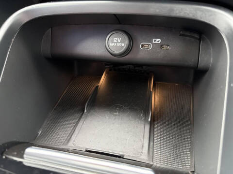 2024 Volvo XC40 B5 Ultimate Bright Theme