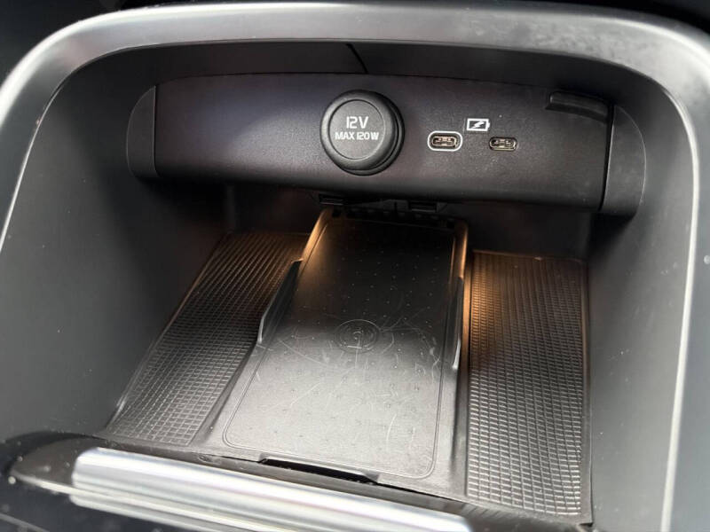 2024 Volvo XC40 B5 Ultimate Bright Theme