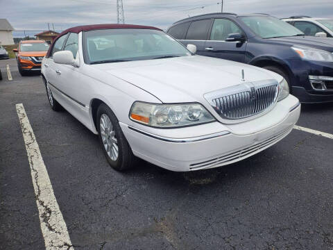 2004 Lincoln Town Car for sale at AFFORDABLE DISCOUNT AUTO in Humboldt TN