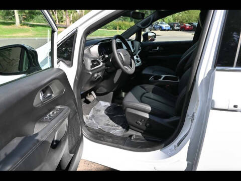 2025 Chrysler Voyager LX