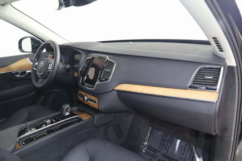 2025 Volvo XC90 B5 Plus Bright Theme