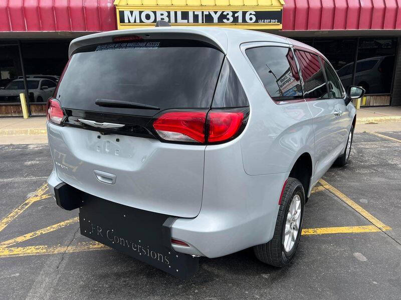 2024 Chrysler Voyager LX