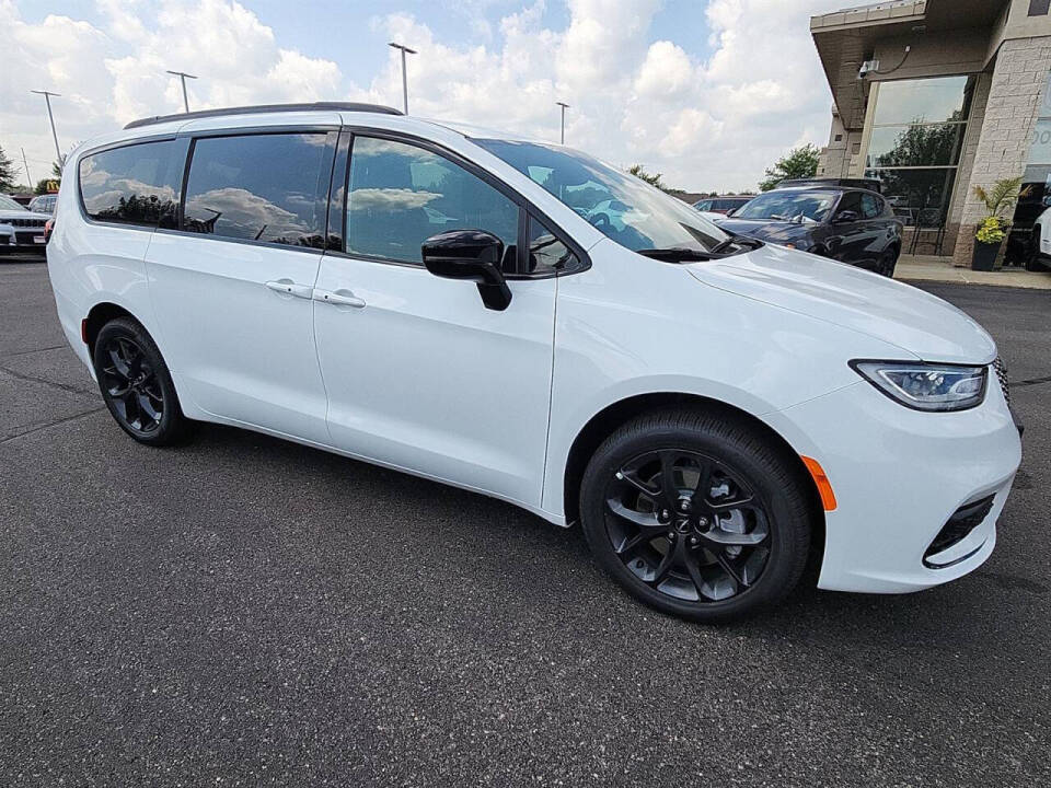 2024 Chrysler Pacifica for sale at Victoria Auto Sales in Victoria, MN