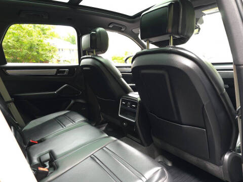 2023 Porsche Cayenne Platinum Edition