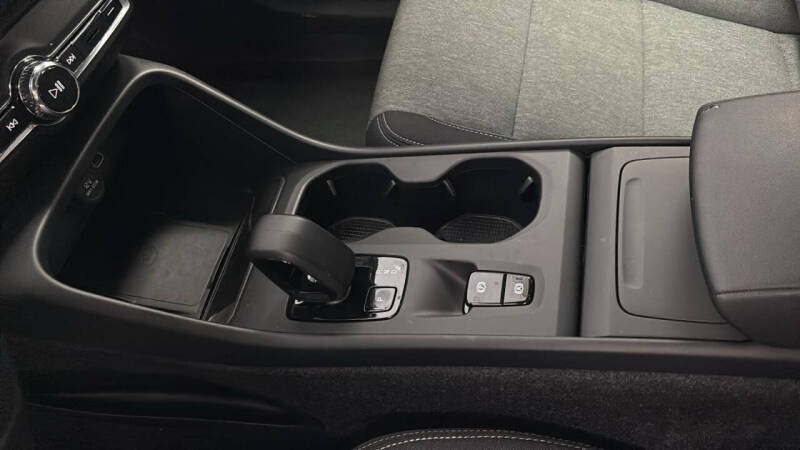 2024 Volvo XC40 B5 Core Dark Theme