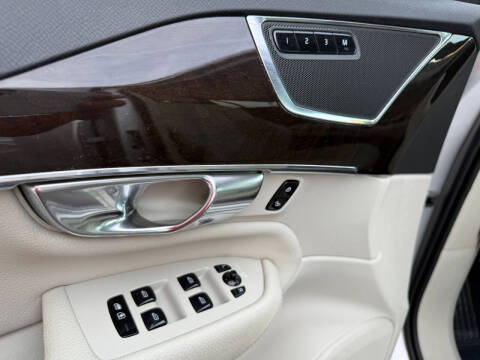 2017 Volvo XC90 T6 Momentum