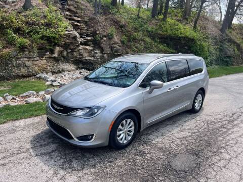 2017 Chrysler Pacifica for sale at Bogie's Motors in Saint Louis MO