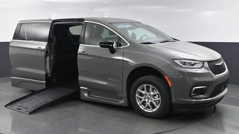 2025 Chrysler Pacifica Select's photo