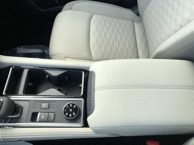 2025 Nissan Pathfinder SV