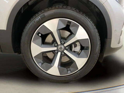 2025 Volvo XC40 B5 Plus Bright Theme