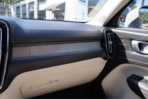 2023 Volvo XC40 B5 Ultimate Bright Theme