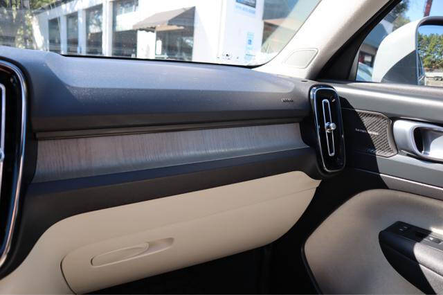 2023 Volvo XC40 B5 Ultimate Bright Theme