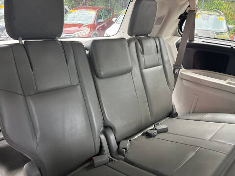 2011 Volkswagen Routan SE