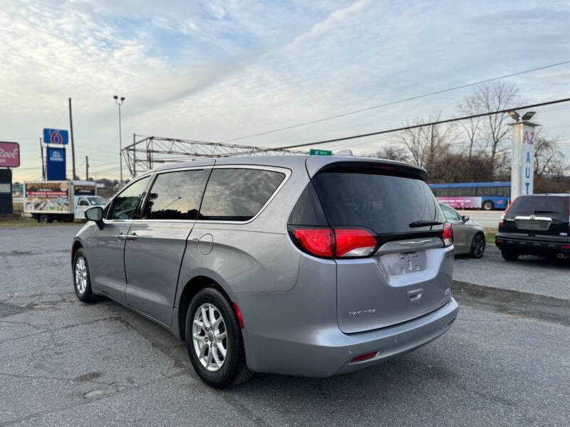 2017 Chrysler Pacifica Touring photo 3