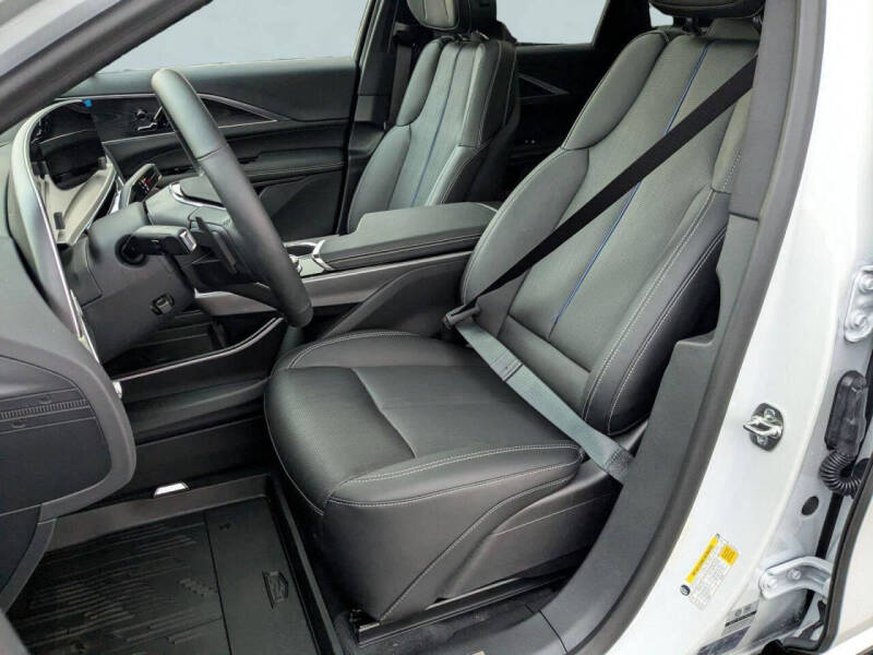 2025 Cadillac LYRIQ Luxury 1