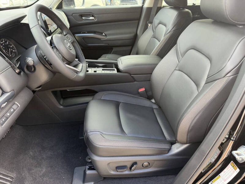 2025 Nissan Pathfinder SL