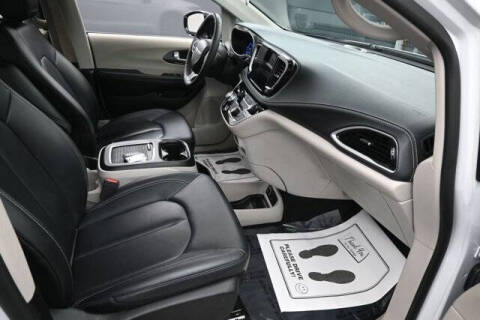 2024 Chrysler Pacifica Plug-In Hybrid Select