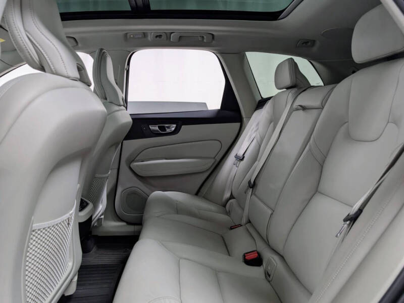 2024 Volvo XC60 B5 Ultimate Dark Theme