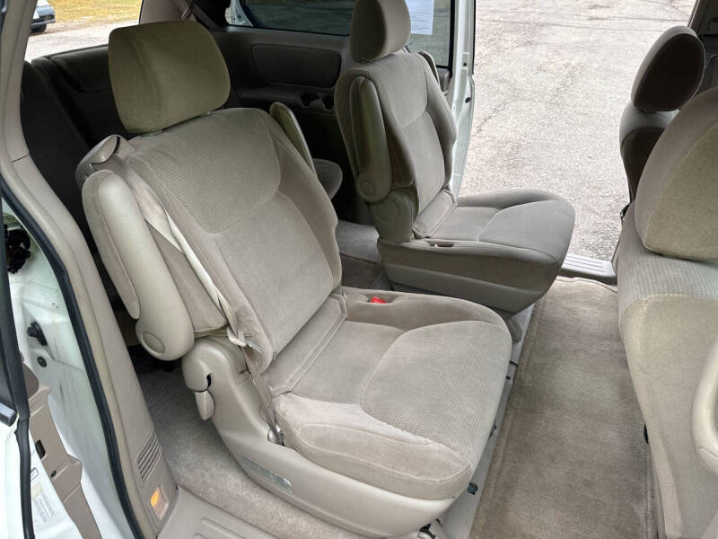 2004 Toyota Sienna LE photo 13